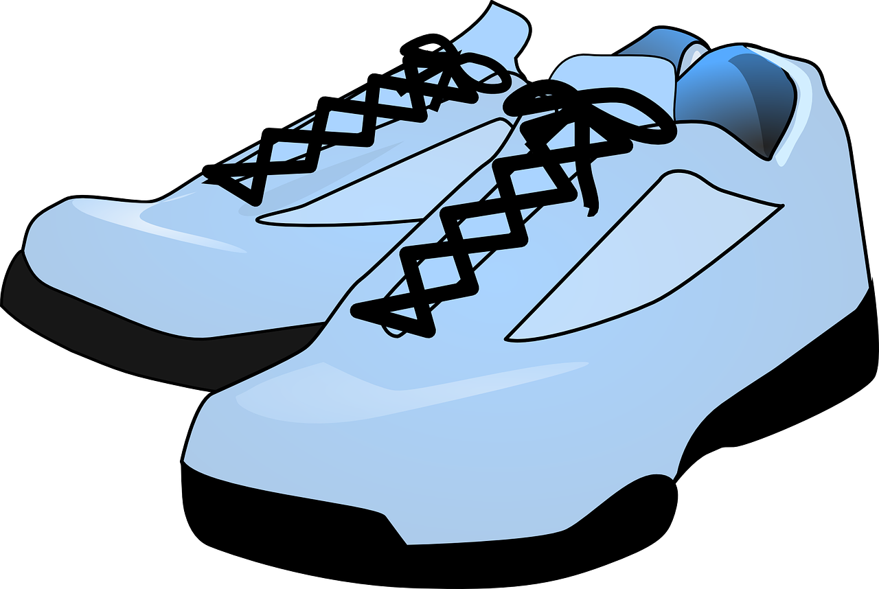 Blaue Sneaker mit schwarzer Sohle und schwarzen Schnürsenkel.